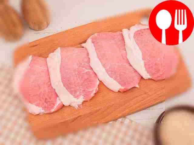 Pound the pork to a thickness of 5 mm.