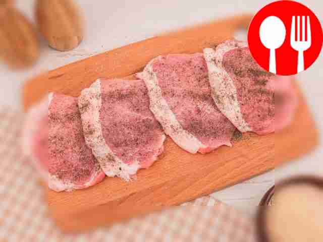 Salt and pepper the meat to taste on both sides.