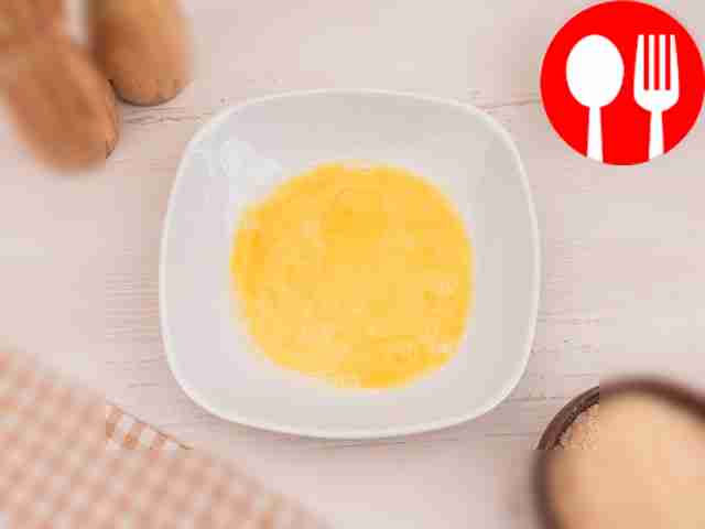 In a wide bowl, beat the chicken egg.