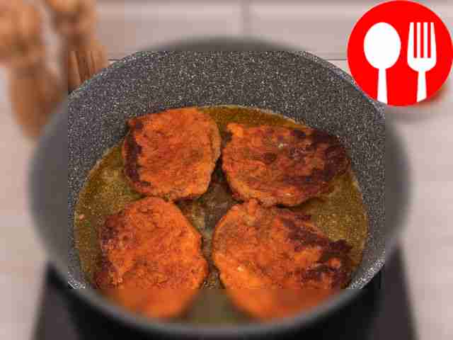 Heat a frying pan and pour in vegetable oil....