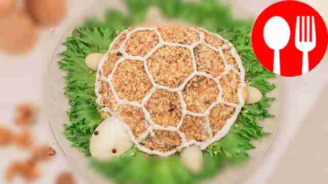 Салат «Черепаха» с курицей и яблоками