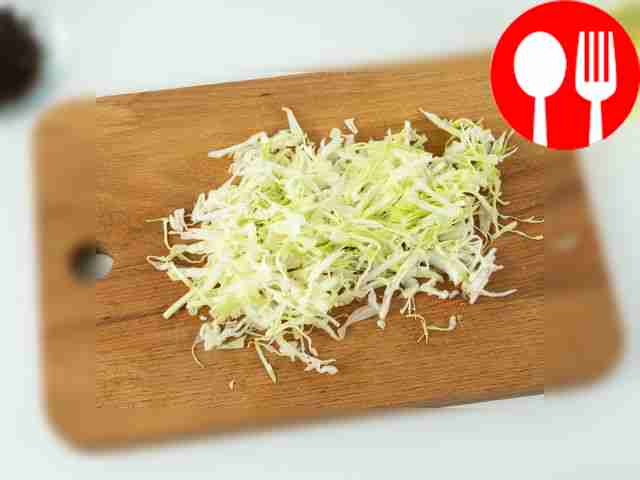 Шинкуйте капусту тонкой соломкой.