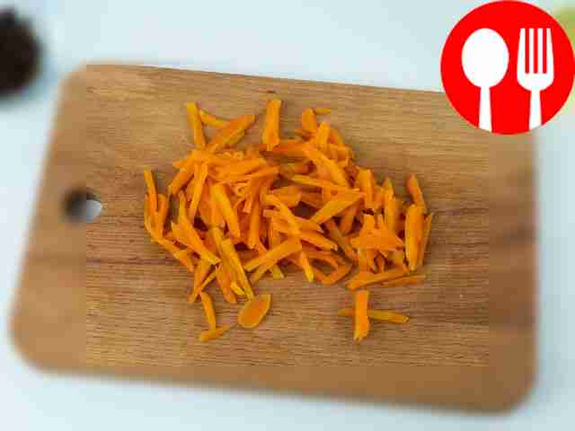 Потрите морковь на крупной терке.