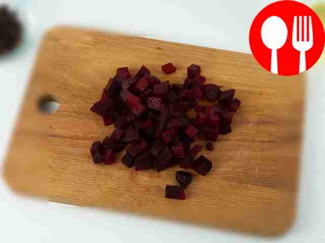 Очистите свёклу и нарежьте её.
