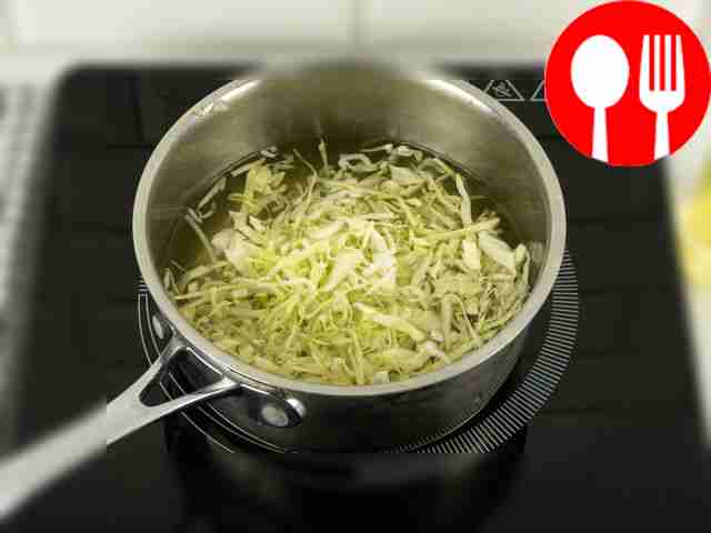 Перелейте овощной бульон в кастрюлю и добавьте...