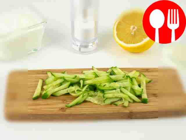 Cut the cucumbers into thin strips.