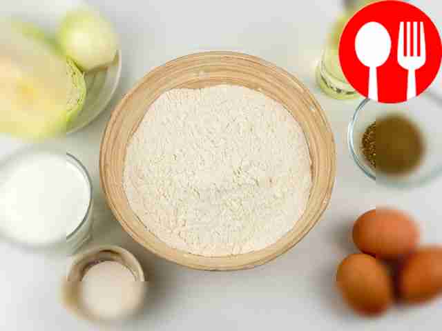 Промойте капусту и тщательно её обсушите....