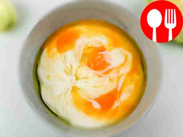 Разбейте куриные яйца в глубокую миску и...