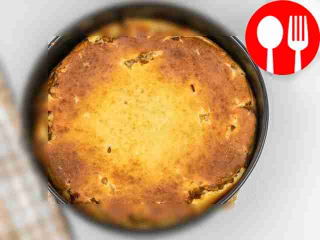 Поместите пирог в духовку и выпекайте примерно...