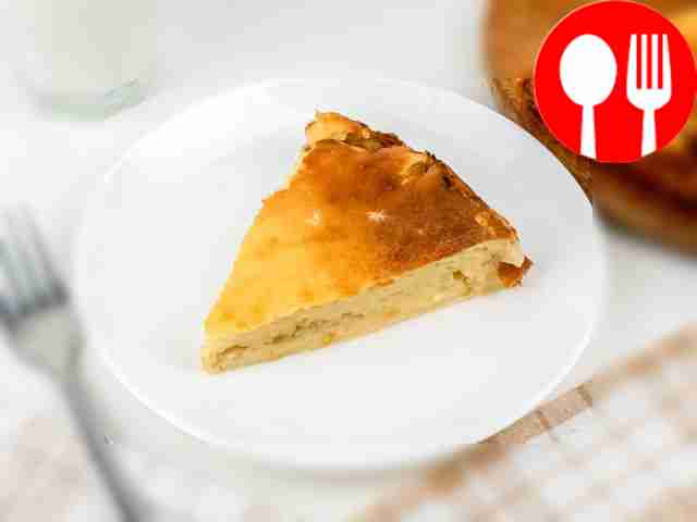 Заливной пирог с капустой испёкся. Приятного аппетита!