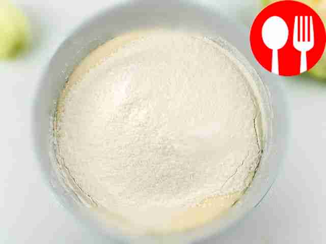 Просейте муку в миску, затем добавьте соль и...