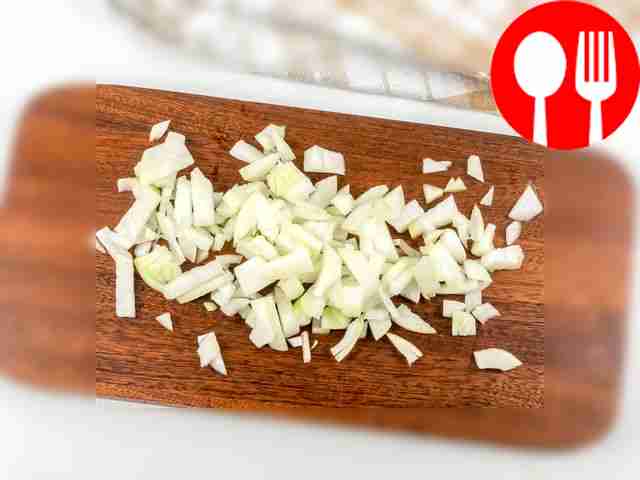 Переходим к начинке — для этого мелко нарежьте...