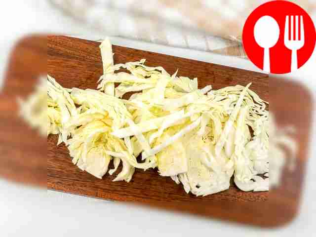 Капусту нарежьте тонкой соломкой.