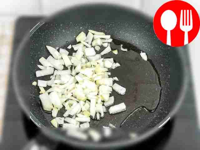 Подогрейте растительное масло в сковороде и...