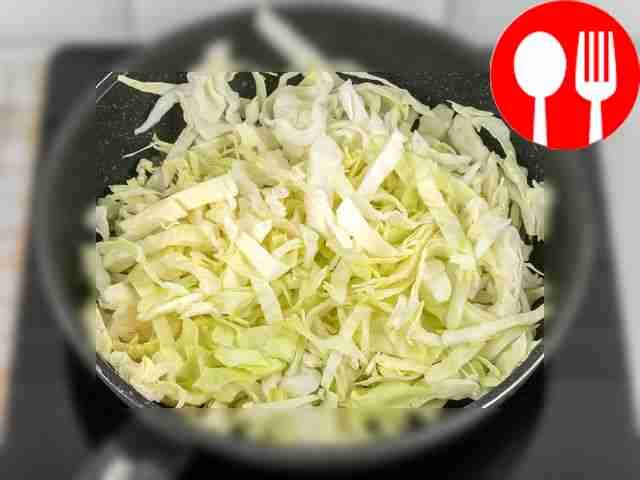Положите капусту в сковородку и обжаривайте её...