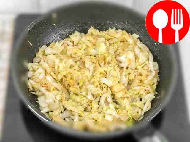 Приправьте начинку солью и перцем по вкусу,...