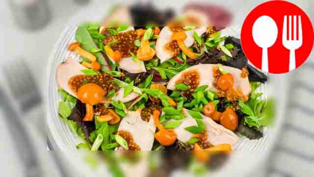 Salad with honey mushrooms and chicken