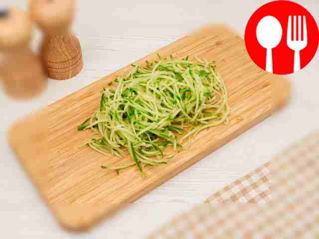 Нашинкуйте капусту, огурец и лук соломкой.