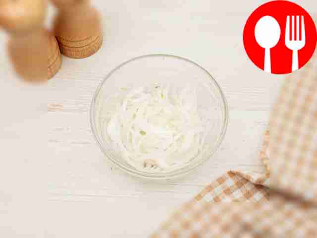 Залейте лук уксусом, добавив к нему перец и...