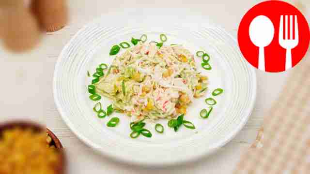 Крабовый салат с маринованным луком