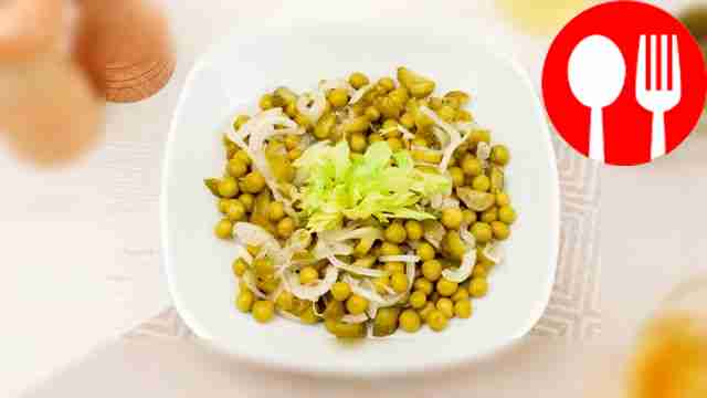 Onions marinated with peas