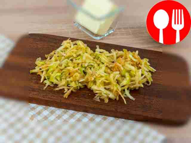 Натрите яблоки на крупной или средней терке.