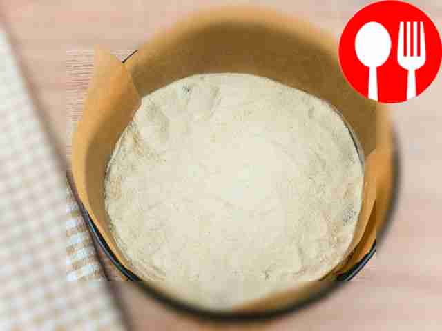 В форму для выпечки выложите пергамент, а...