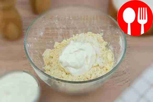 Add salt and sour cream, knead the dough.