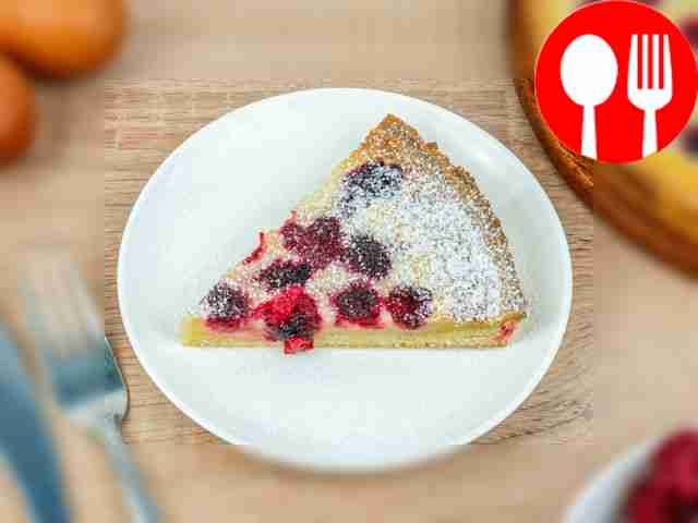 Sour cream pie with raspberries is ready....