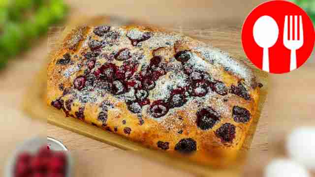 Пирог на кефире с малиной