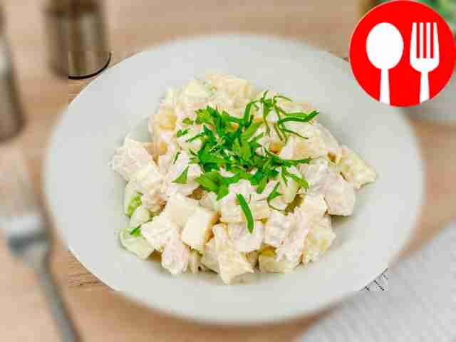 Салат из курицы с ананасами и яблоком