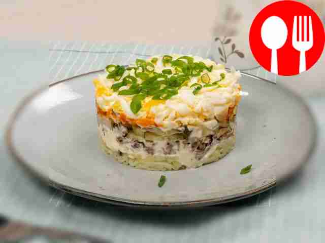 Салат с маринованными огурцами