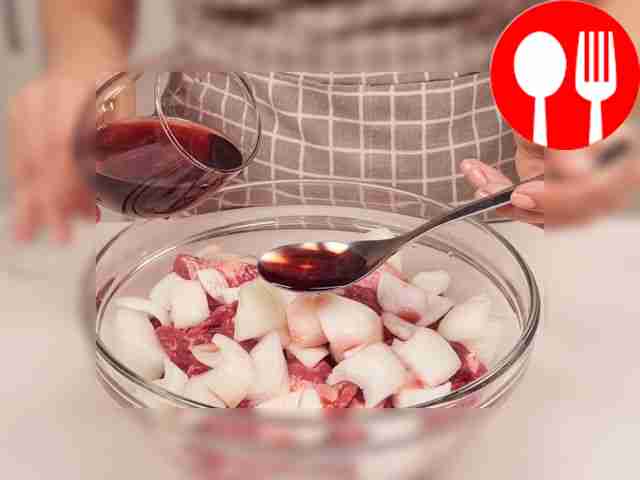 Замаринуйте говядину: посолите и поперчите...