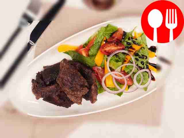 Снимите фольгу с маринованной говядины,...