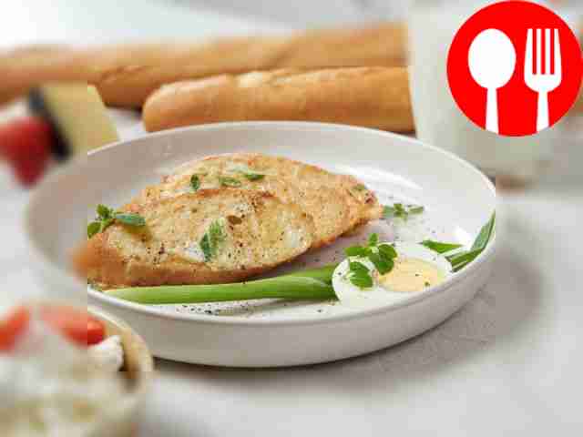 Toasts with egg, onion and cheese