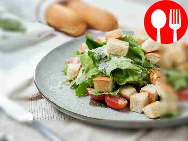 Салат «Цезарь» со сметанным соусом и гренками из багета