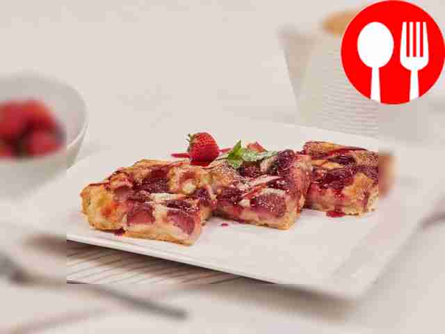 Jellied pie with strawberries