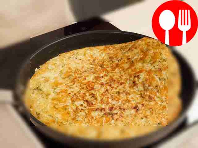 Prepare the pie. Grease a frying pan with oil,...