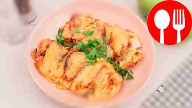 Chicken breast with apples in the oven