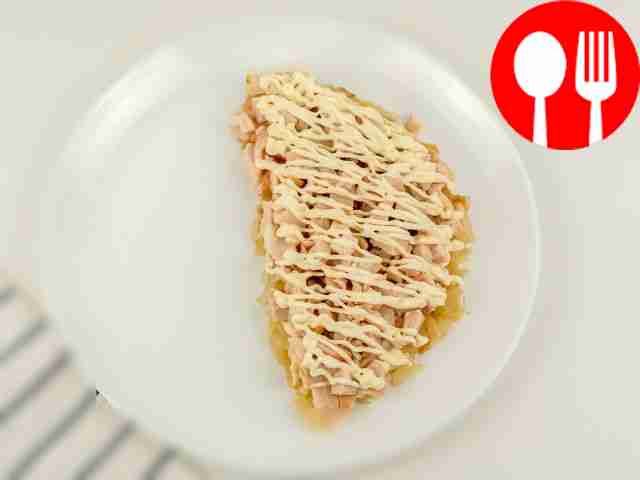 Take a nice plate and place a layer of fried...