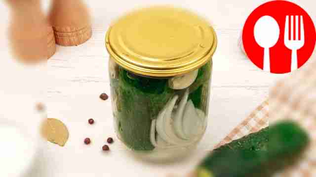 Домашние маринованные огурцы с луком