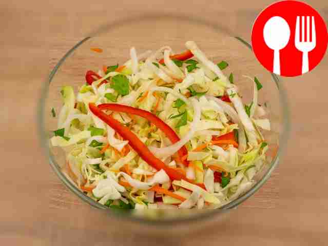 Place the chopped vegetables in a deep bowl and stir.