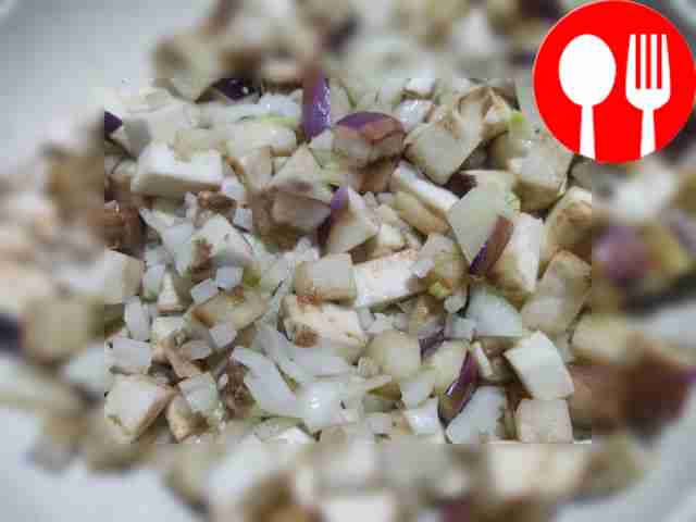 Баклажаны и лук нарежьте кубиками и обжарьте...