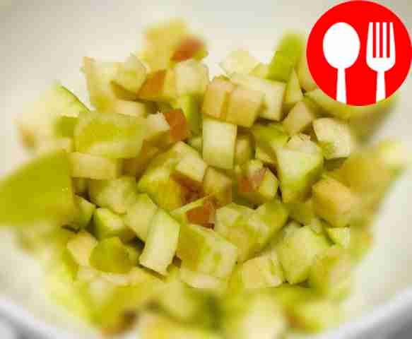 Помойте помидоры и яблоко, затем нарежьте их...