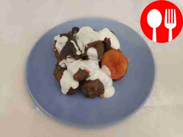 Place dolma on a plate. Accentuate the mound...