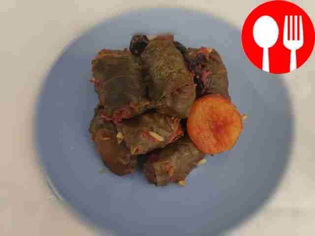 Spicy dolma in tomato sauce