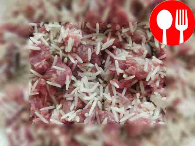 Add chopped onion and rice to the minced meat....
