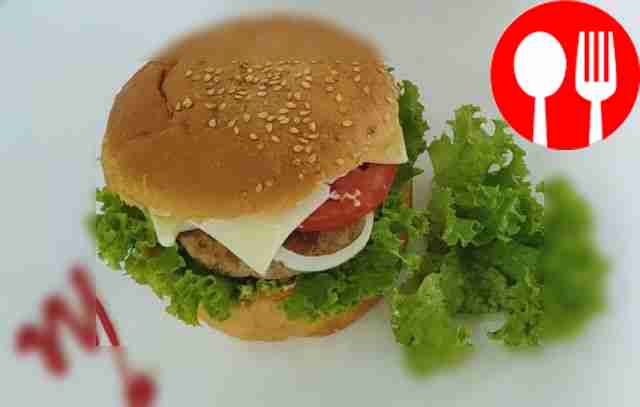 Ароматные гамбургеры со свиной котлетой и сыром