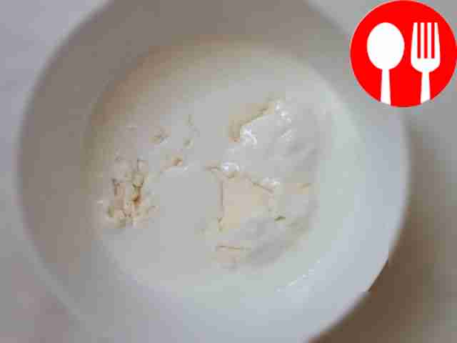 Pour kefir over semolina and leave to swell...