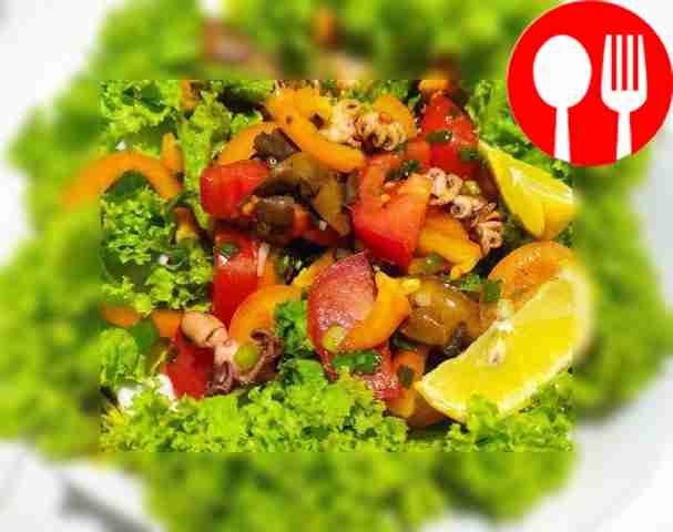 Деликатесный салат из осьминогов с грибами